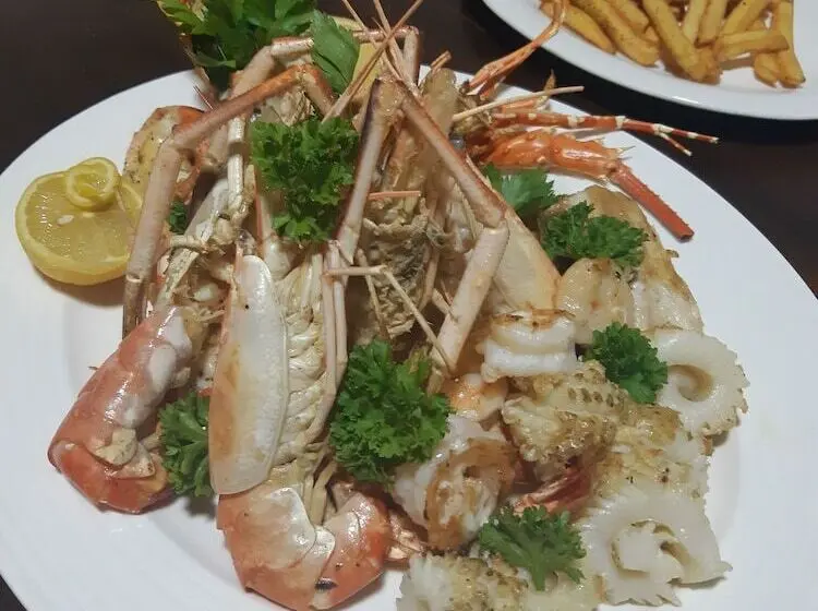 تختخواب و صبحانه Palais Otentik Restaurant N Hotel At Pointe Aux Cannonier Is Well Situated