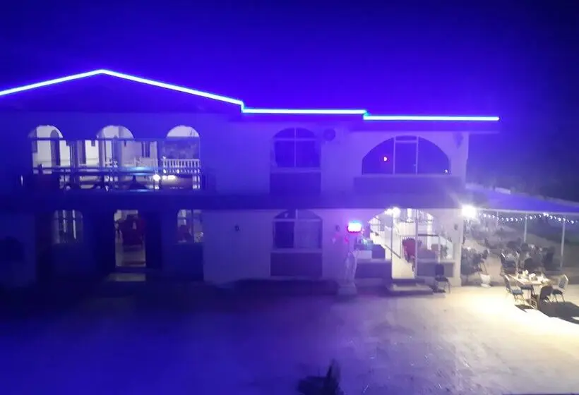 تختخواب و صبحانه Palais Otentik Restaurant N Hotel At Pointe Aux Cannonier Is Well Situated