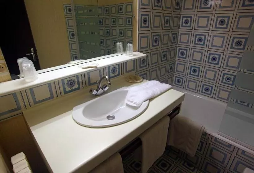 Logis Hotel Restaurant Auberge Du Peras