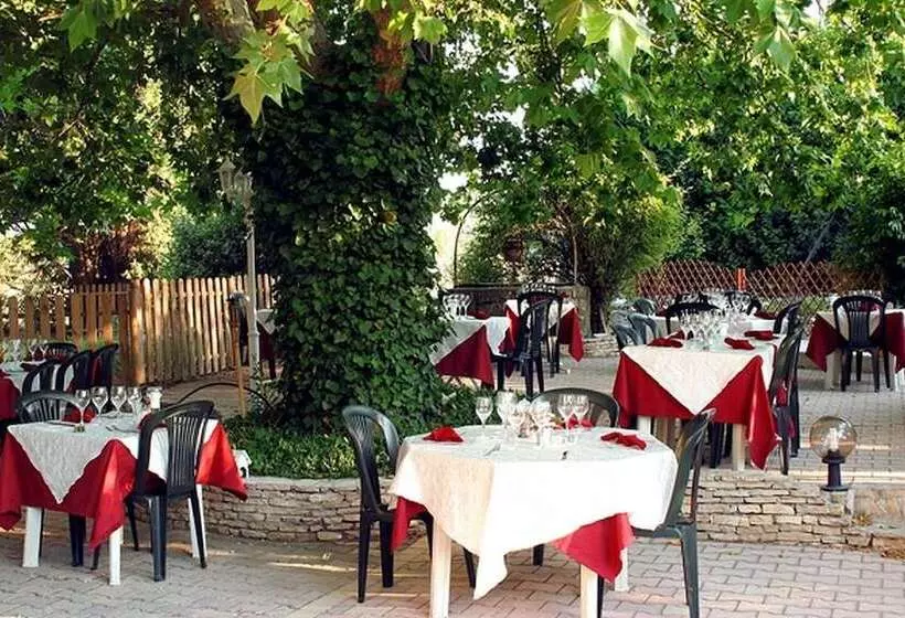 فندق Logis Hôtel & Spa Déjeunez Sous L Arbre