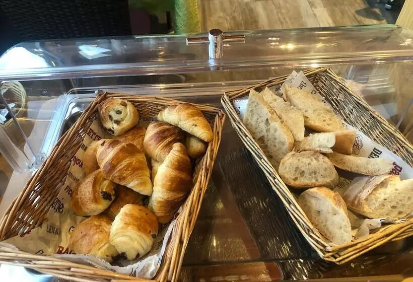 Hotelli Logis Hôtel & Spa Déjeunez Sous L Arbre