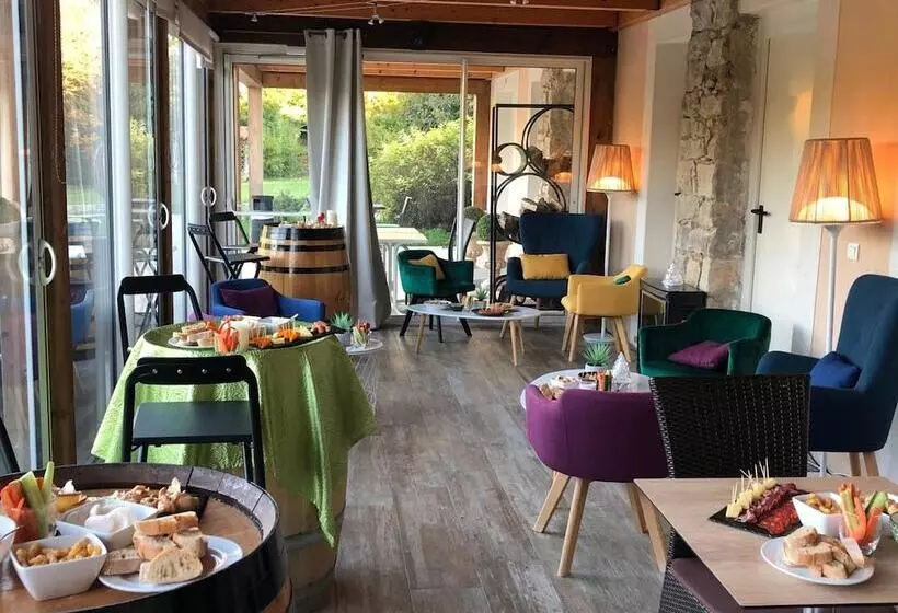 Hotelli Logis Hôtel & Spa Déjeunez Sous L Arbre