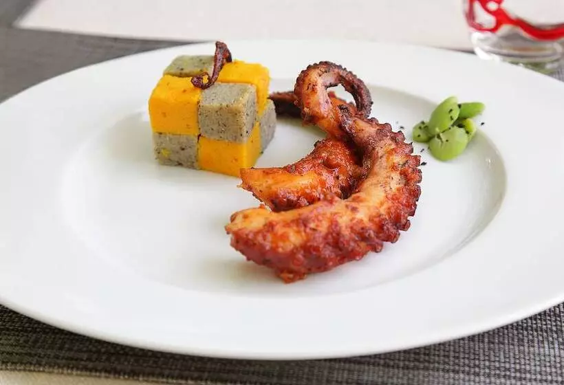 Hotelli Logis Hôtel & Spa Déjeunez Sous L Arbre