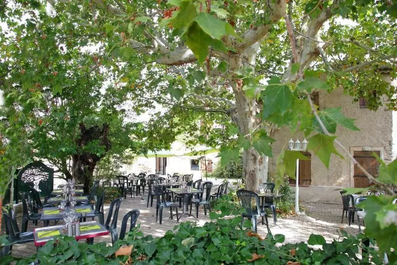 فندق Logis Hôtel & Spa Déjeunez Sous L Arbre