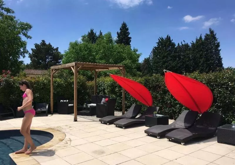 Hotelli Logis Hôtel & Spa Déjeunez Sous L Arbre