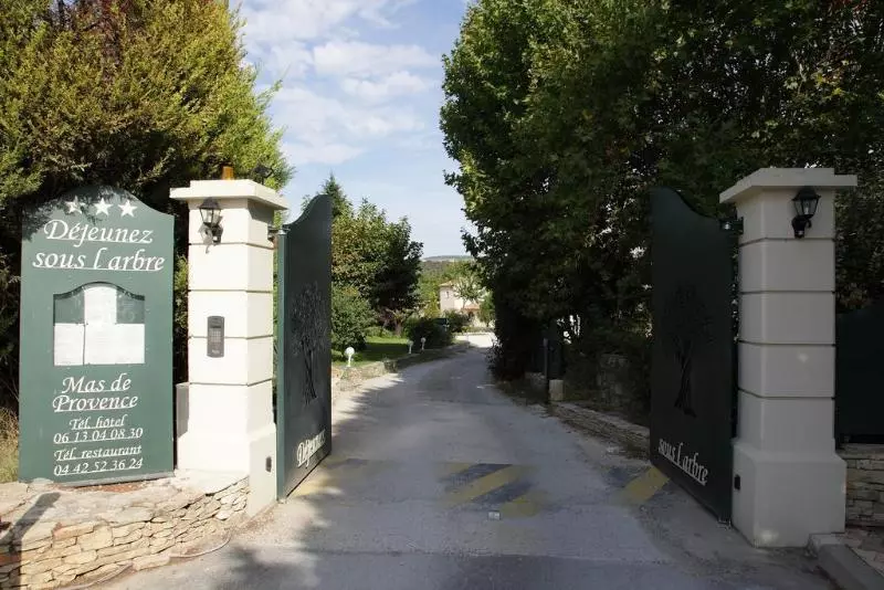 فندق Logis Hôtel & Spa Déjeunez Sous L Arbre