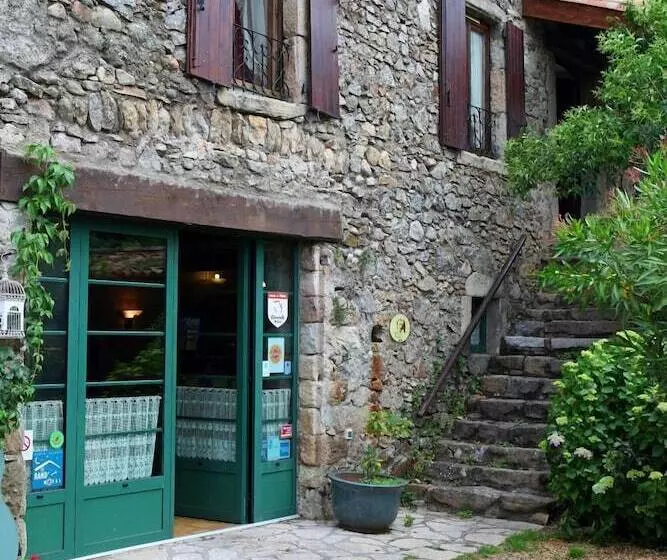 Logis Hotel Restaurant Auberge Du Peras