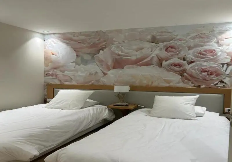 ホテル Logis Hôtel Restaurant La Vraine