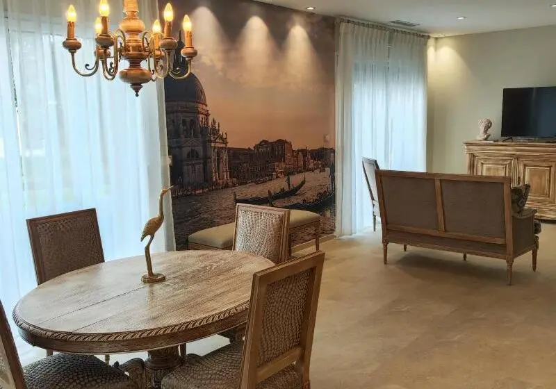 ホテル Logis Hôtel Restaurant La Vraine