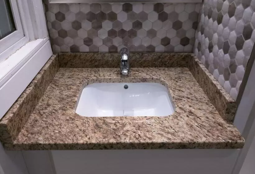 Hotelli Moonlight Inn And Suites Sudbury