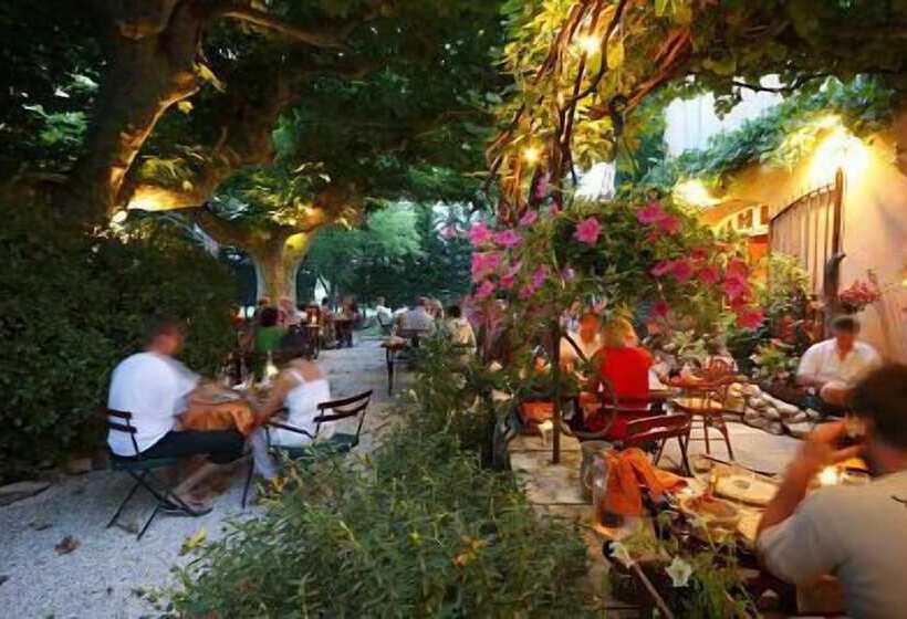 فندق Hôtel Le Mas Des Grès & Restaurant Sous Les Platanes