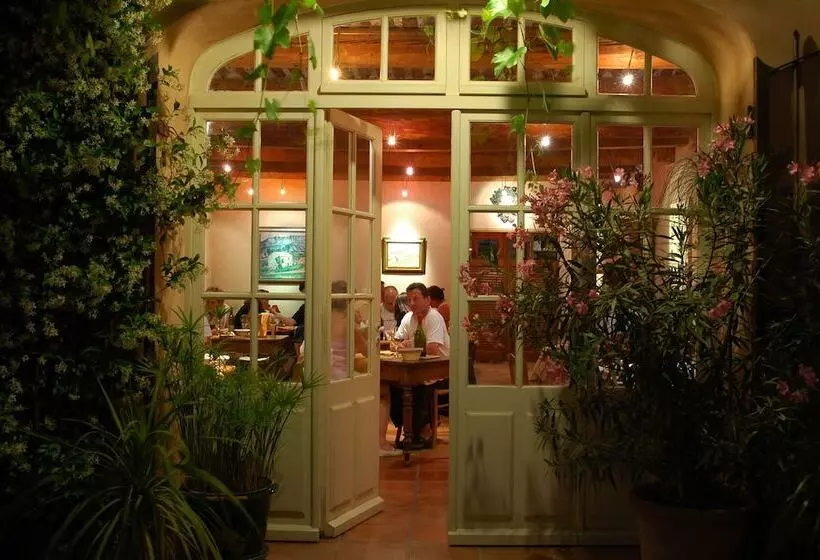 Отель Hôtel Le Mas Des Grès & Restaurant Sous Les Platanes