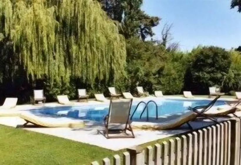 Отель Hôtel Le Mas Des Grès & Restaurant Sous Les Platanes