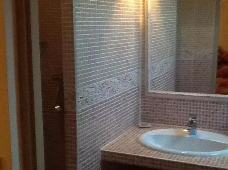 Отель Hôtel Le Mas Des Grès & Restaurant Sous Les Platanes