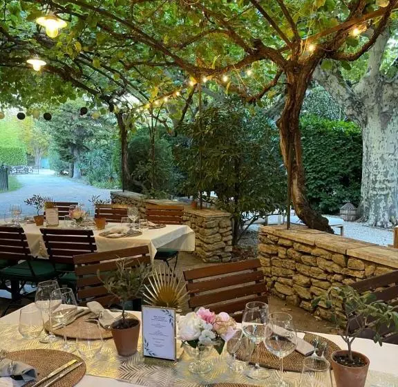 Отель Hôtel Le Mas Des Grès & Restaurant Sous Les Platanes