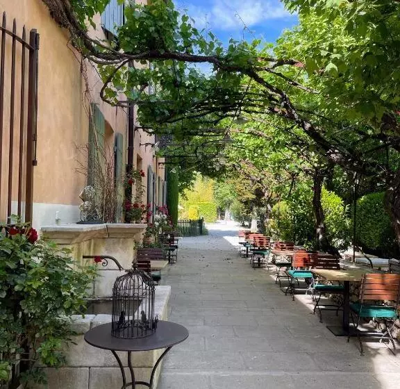 Отель Hôtel Le Mas Des Grès & Restaurant Sous Les Platanes