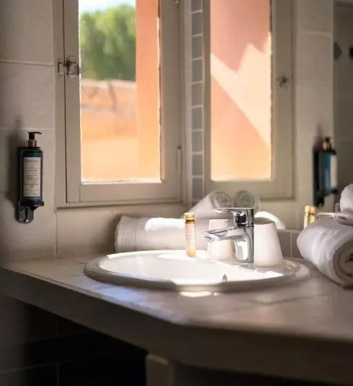 Отель Hôtel Le Mas Des Grès & Restaurant Sous Les Platanes