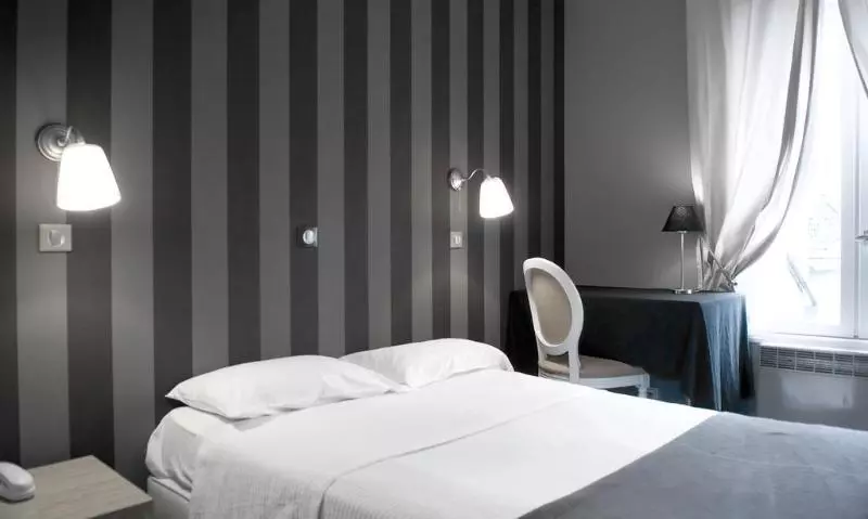 فندق Logis Hôtel Du Théâtre