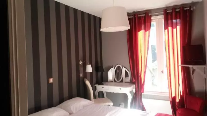 فندق Logis Hôtel Du Théâtre