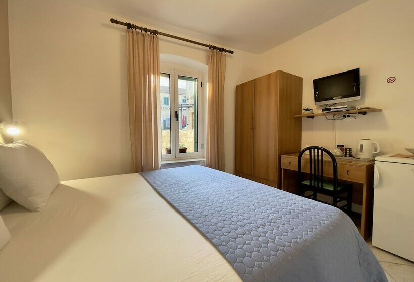 Rooms & Apartments Villa Town Gate