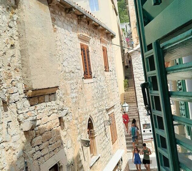 Rooms & Apartments Villa Town Gate