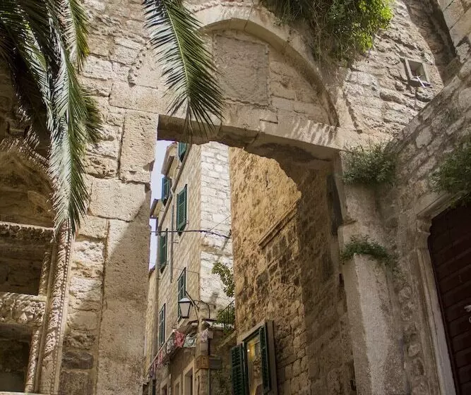 Rooms & Apartments Villa Town Gate