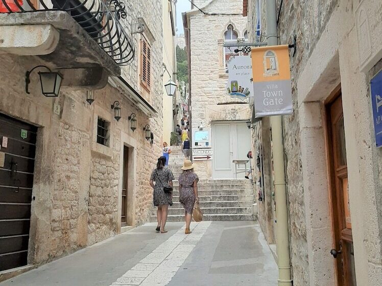 Rooms & Apartments Villa Town Gate