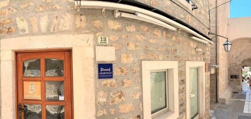 Rooms & Apartments Villa Town Gate