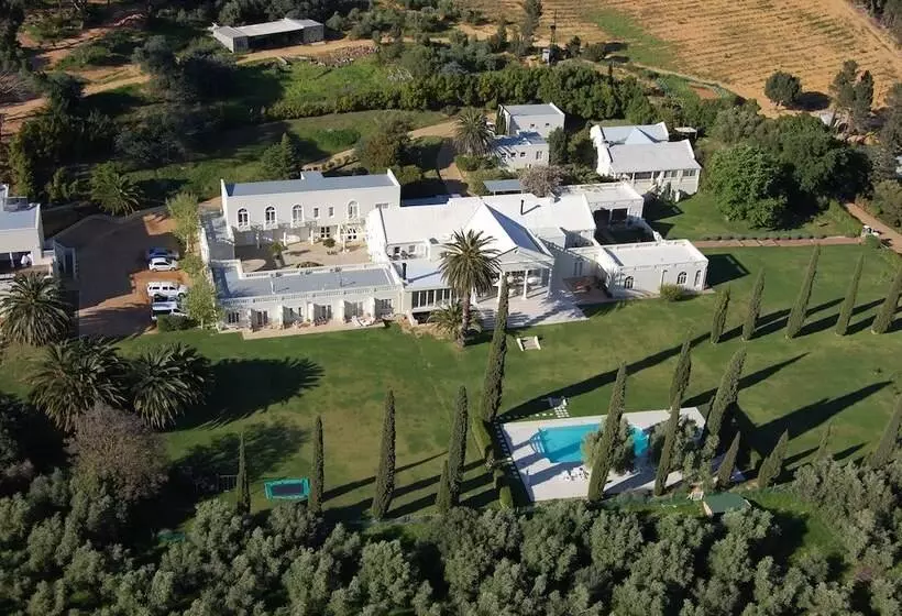 هتل Cascade Country Manor