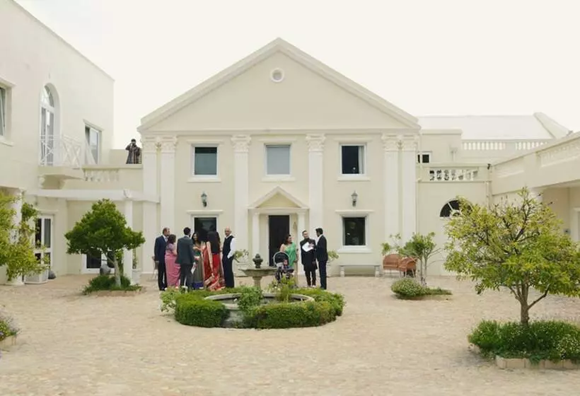 هتل Cascade Country Manor