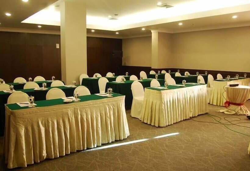 Отель Emerald Garden International