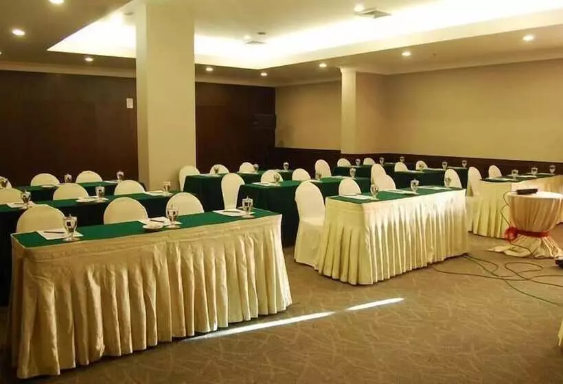 호텔 Emerald Garden International