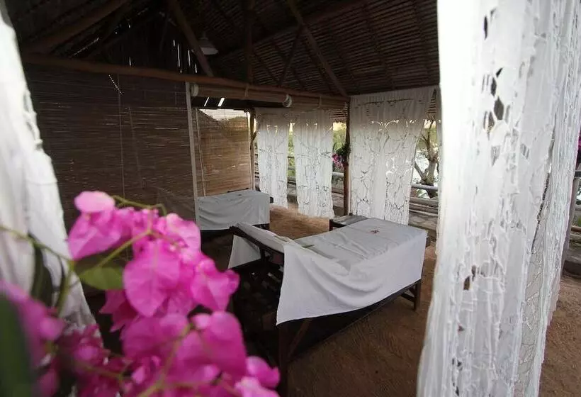 هتل L Heure Bleue