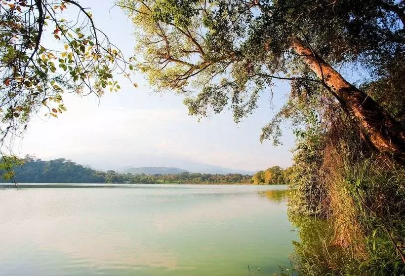 Отель Lake Duluti Lodge