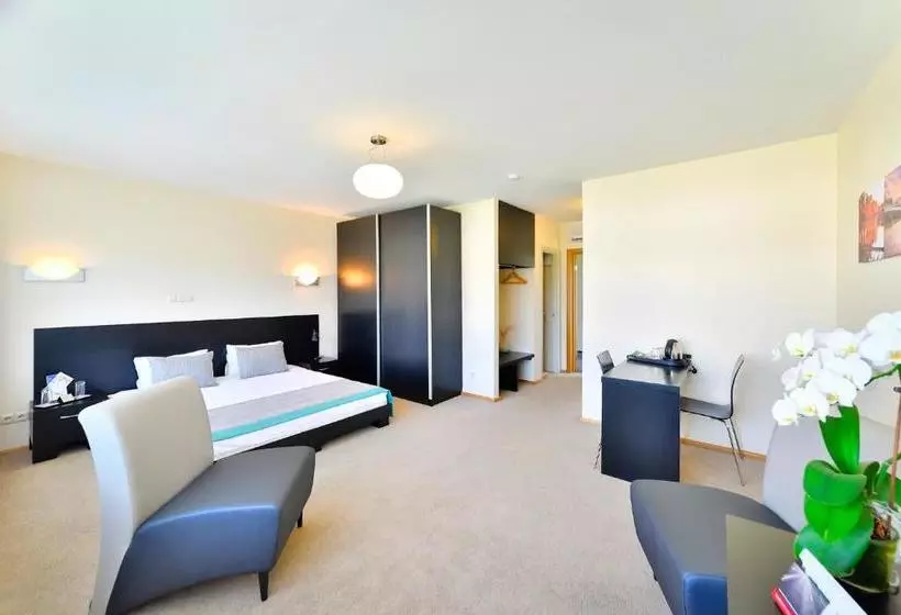 هتل Vantis Riverside