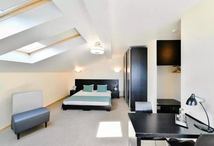 هتل Vantis Riverside