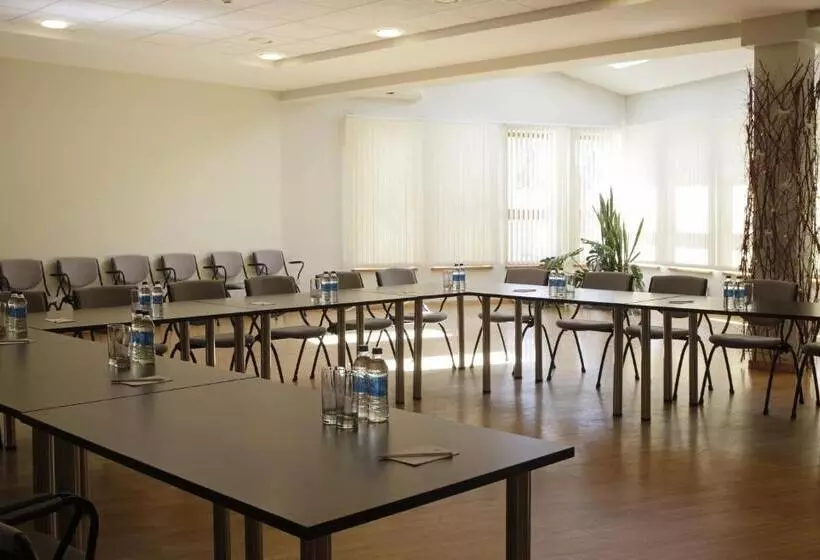 هتل Vantis Riverside