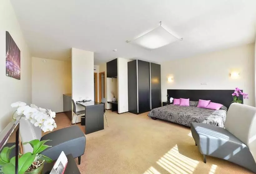 هتل Vantis Riverside