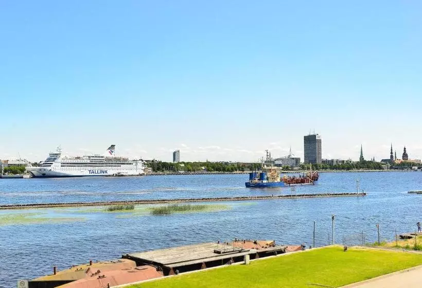 هتل Vantis Riverside