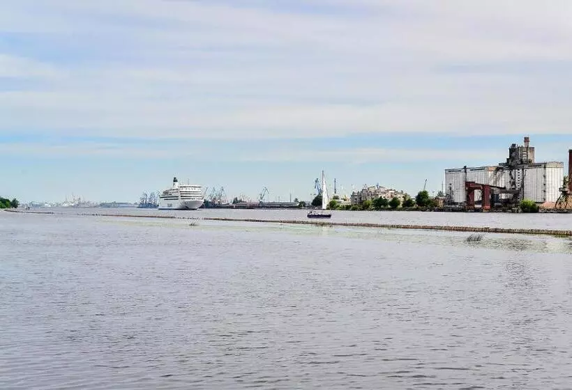 هتل Vantis Riverside