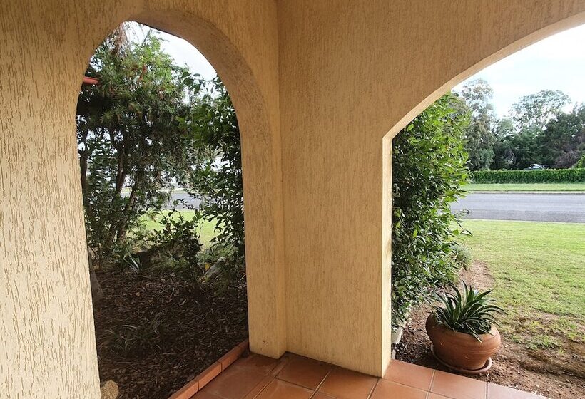 Mcnevins Warwick Motel