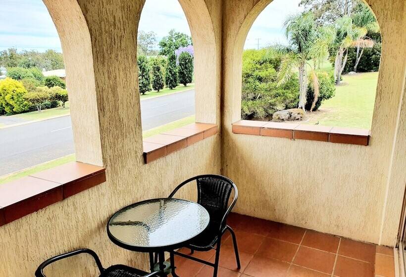 Mcnevins Warwick Motel