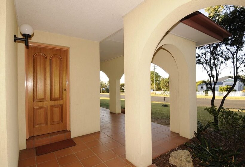 Mcnevins Warwick Motel