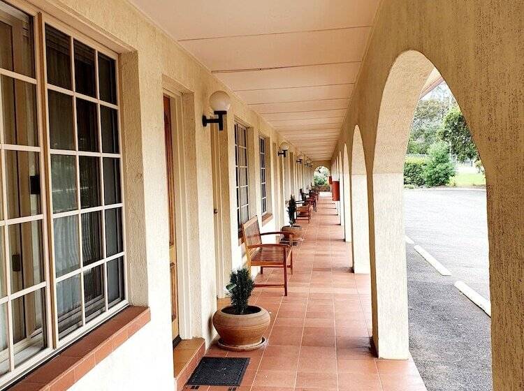 Mcnevins Warwick Motel