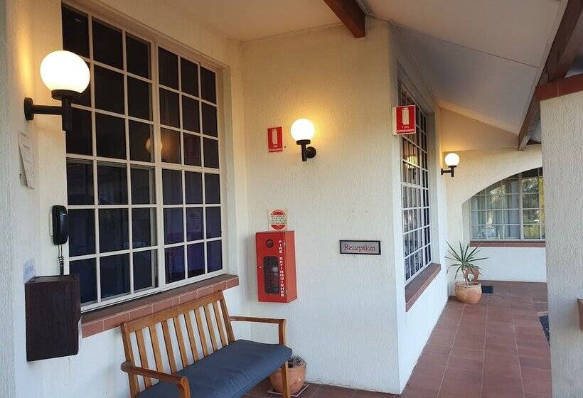 Mcnevins Warwick Motel