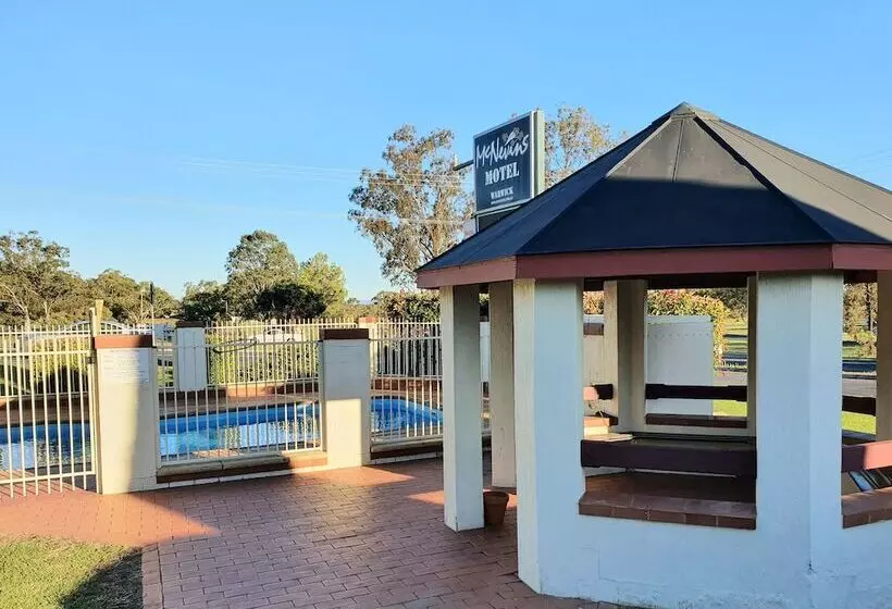 Mcnevins Warwick Motel