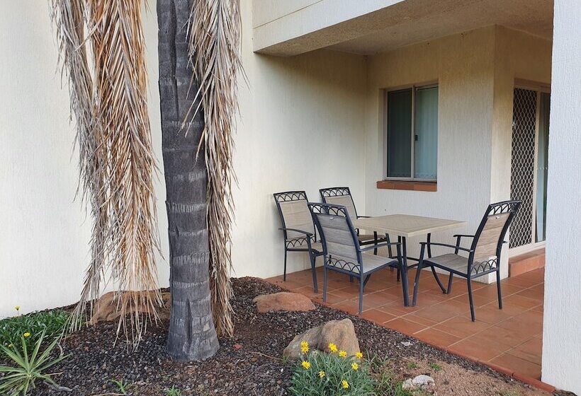 Mcnevins Warwick Motel