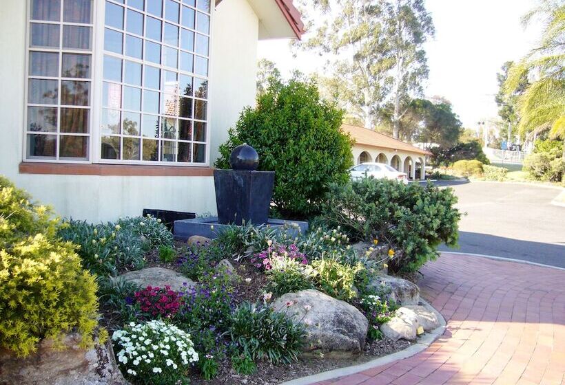 Mcnevins Warwick Motel