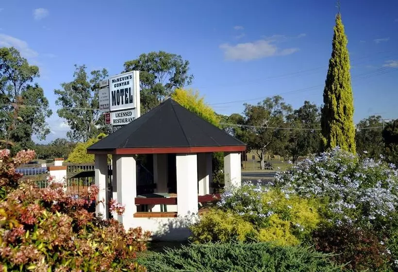 Mcnevins Warwick Motel