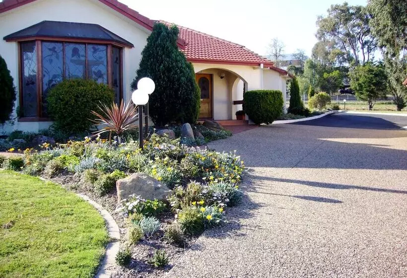 Mcnevins Warwick Motel